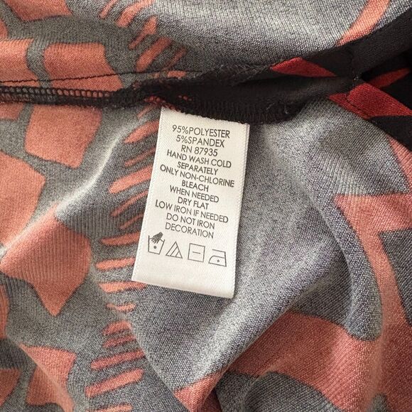 Susan Graver Liquid Knit Keyhole Blouse Mixed Print Black Red Plus Size 1X - Picture 5 of 5